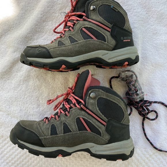 Women’s Hi tech ladder ankle height, hiking boots, gray/pink size 7 1/2 medium - Picture 4 of 10